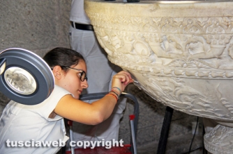 Viterbo - Piazza san Lorenzo - Studenti Unitus al lavoro