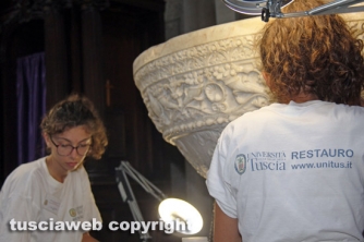 Viterbo - Piazza san Lorenzo - Studenti Unitus al lavoro