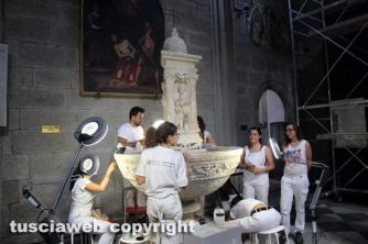 Viterbo - Piazza san Lorenzo - Studenti Unitus al lavoro