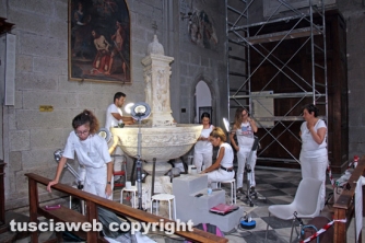 Viterbo - Piazza san Lorenzo - Studenti Unitus al lavoro
