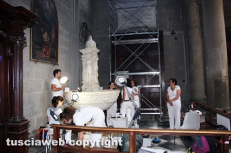 Viterbo - Piazza san Lorenzo - Studenti Unitus al lavoro