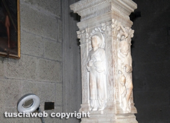 Viterbo - Piazza san Lorenzo - Studenti Unitus al lavoro