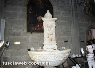 Viterbo - Piazza san Lorenzo - Studenti Unitus al lavoro