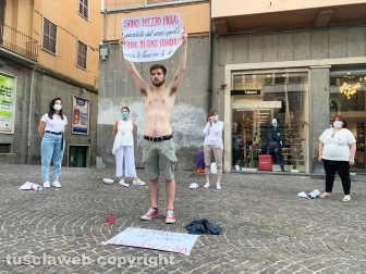 Viterbo - Il flash mob sullo stupro nel pub di CasaPound organizzato dall'associazione Kyanos