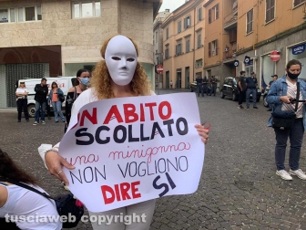 Viterbo - Il flash mob sullo stupro nel pub di CasaPound organizzato dall'associazione Kyanos