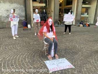 Viterbo - Il flash mob sullo stupro nel pub di CasaPound organizzato dall'associazione Kyanos