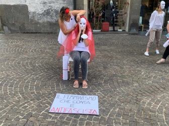 Viterbo - Il flash mob sullo stupro nel pub di CasaPound organizzato dall'associazione Kyanos