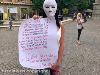 Viterbo - Il flash mob sullo stupro nel pub di CasaPound organizzato dall'associazione Kyanos