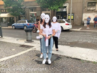 Viterbo - Il flash mob sullo stupro nel pub di CasaPound organizzato dall'associazione Kyanos