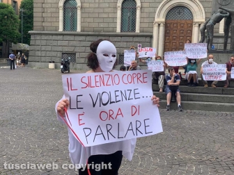 Viterbo - Il flash mob sullo stupro nel pub di CasaPound organizzato dall'associazione Kyanos