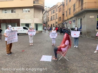 Viterbo - Il flash mob sullo stupro nel pub di CasaPound organizzato dall'associazione Kyanos