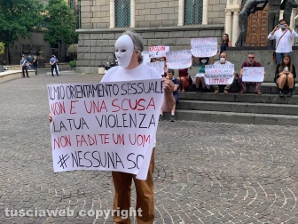 Viterbo - Il flash mob sullo stupro nel pub di CasaPound organizzato dall'associazione Kyanos