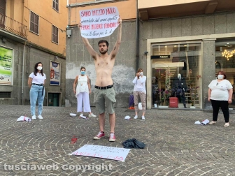 Viterbo - Il flash mob sullo stupro nel pub di CasaPound organizzato dall'associazione Kyanos