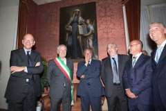 Enrico Letta e Pietro Grasso con i facchini