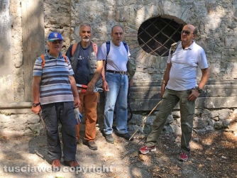 Foto-di-gruppo-alla-Trinità-nel-bosco