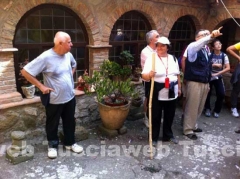 Il gruppo con Ugo Corsi nel chiostro