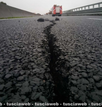 Viterbo - La voragine che si è aperta sull'asfalto della superstrada