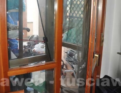 La finestra manomessa dell\'appartamento al Pilastro