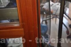 La finestra manomessa dell\'appartamento al Pilastro