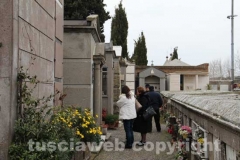 Curiosi e fedeli al cimitero di Tuscania