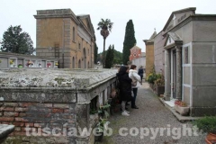 Curiosi e fedeli al cimitero di Tuscania