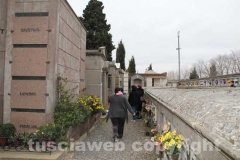Curiosi e fedeli al cimitero di Tuscania