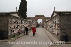 Curiosi e fedeli al cimitero di Tuscania