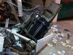 Viterbo - Sventrata filiale Carivit