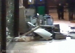 Viterbo - Sventrata filiale Carivit