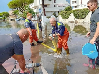Tarquinia Lido allagata - l'intervento dei volontari dell'Aeopc
