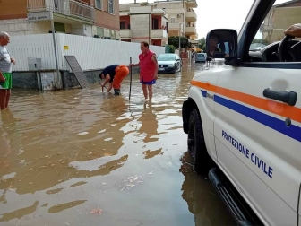 Tarquinia Lido allagata - l'intervento dei volontari dell'Aeopc
