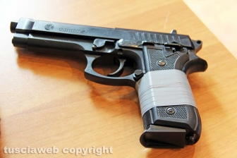 Viterbo Tenta due rapine pistola in pugno, arrestato - L'arma usata dal malvivente