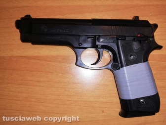 Viterbo - Tenta due rapine pistola in pugno, arrestato - L'arma usata dal malvivente