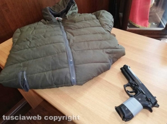 Viterbo - Tenta due rapine pistola in pugno, arrestato - L'arma e il giubbotto usati dal malvivente