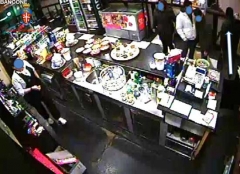 Il bar in cui è avvenuta la rapina - Fotogrammi estratti dai filmati delle telecamere di sorveglianza
