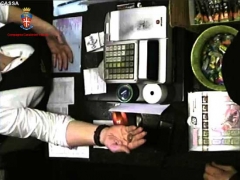 Il bar in cui è avvenuta la rapina - Fotogrammi estratti dai filmati delle telecamere di sorveglianza