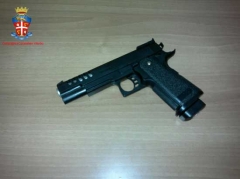 La pistola usata per tentare la rapina