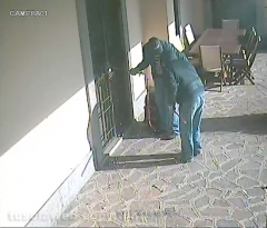 Tentato furto in villa - Le immagini degli scassinatori in azione