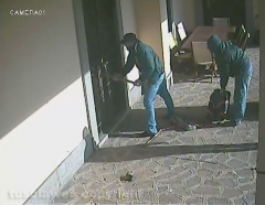 Tentato furto in villa - Le immagini degli scassinatori in azione