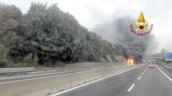 Tir divorato dalle fiamme sulla Orte-Terni