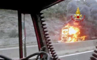 Tir divorato dalle fiamme sulla Orte-Terni