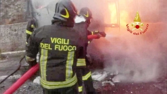 Tir divorato dalle fiamme sulla Orte-Terni