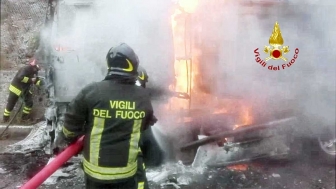 Tir divorato dalle fiamme sulla Orte-Terni