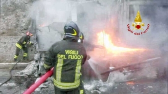 Tir divorato dalle fiamme sulla Orte-Terni