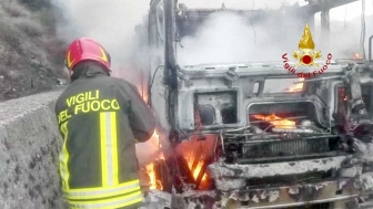 Tir divorato dalle fiamme sulla Orte-Terni