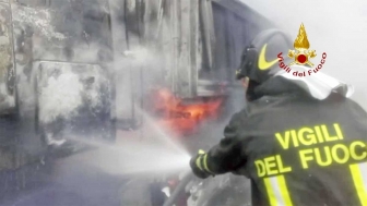 Tir divorato dalle fiamme sulla Orte-Terni