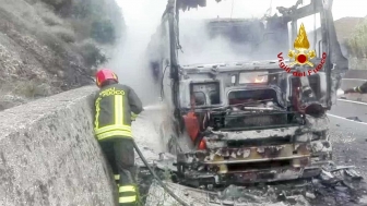 Tir divorato dalle fiamme sulla Orte-Terni