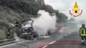 Tir divorato dalle fiamme sulla Orte-Terni