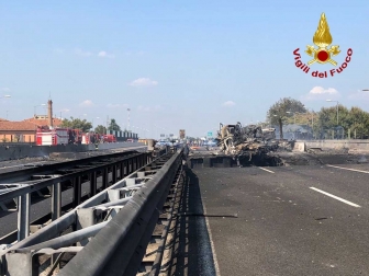 Bologna - Tir esplode sul raccordo