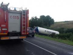 Le immagini del recupero del tir da parte di carabinieri e vigili del fuoco